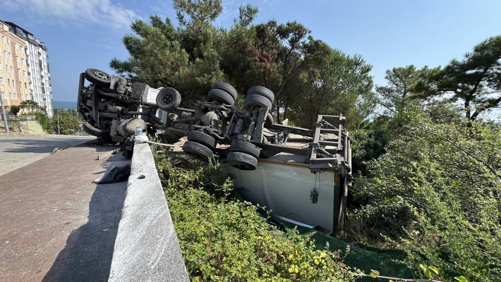 Samsun’da Faciadan Dönüldü! Freni Boşalan Tır Şarampole Yuvarlandı 1