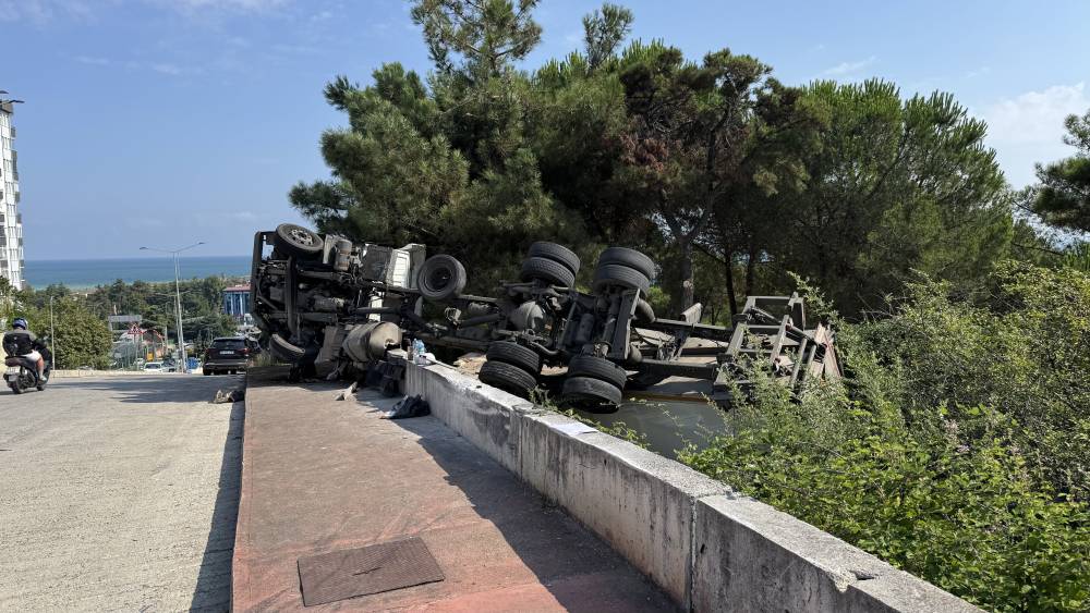 Samsun’da Faciadan Dönüldü! Freni Boşalan Tır Şarampole Yuvarlandı 3