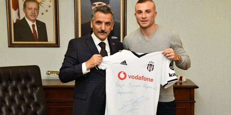 Gökhan Töre, Vali Kaymak’a imzalı formasını hediye etti 