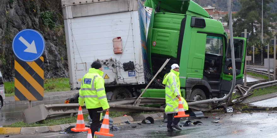 Kontrolden çıkan tır refüje çıkarak durabildi 