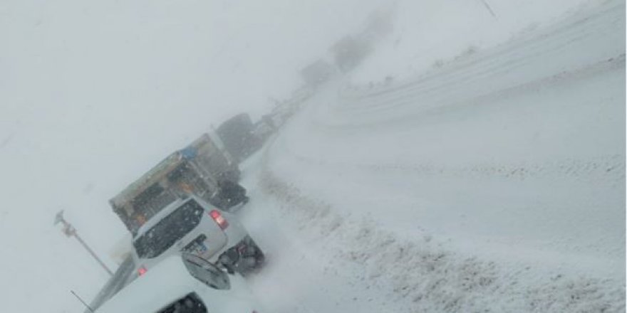 Doğu Karadeniz'de ulaşıma kar engeli 