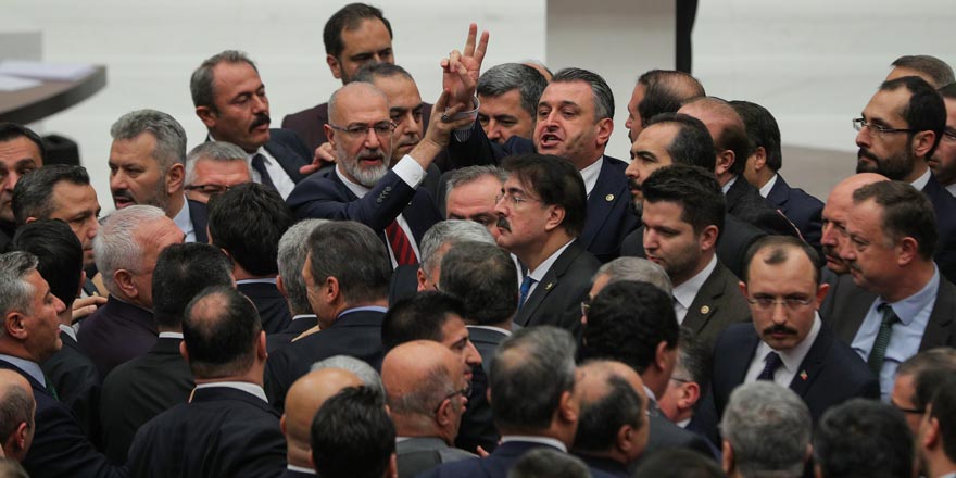 TBMM'de AK Parti ve CHP’li vekiller arasında tartışma