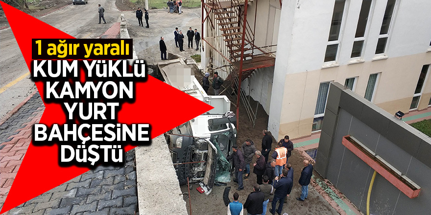 Kum yüklü kamyon yurt bahçesine düştü: 1 ağır yaralı 