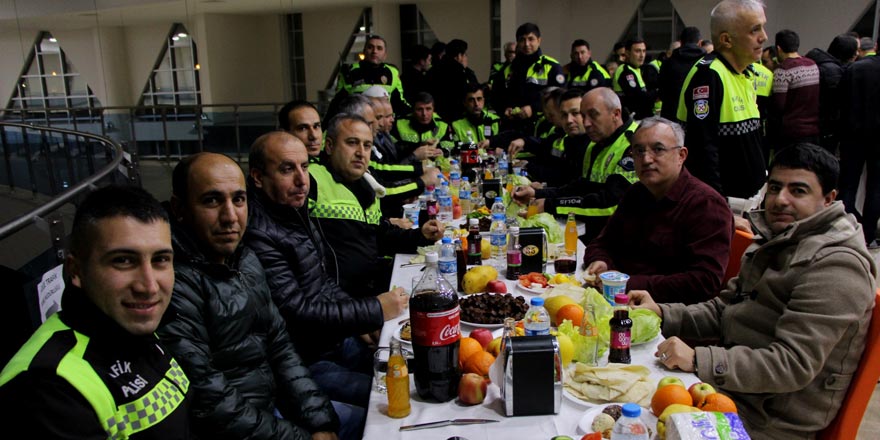 Trafik polisleri çiğ köfte partisiyle yeni yılı kutladı