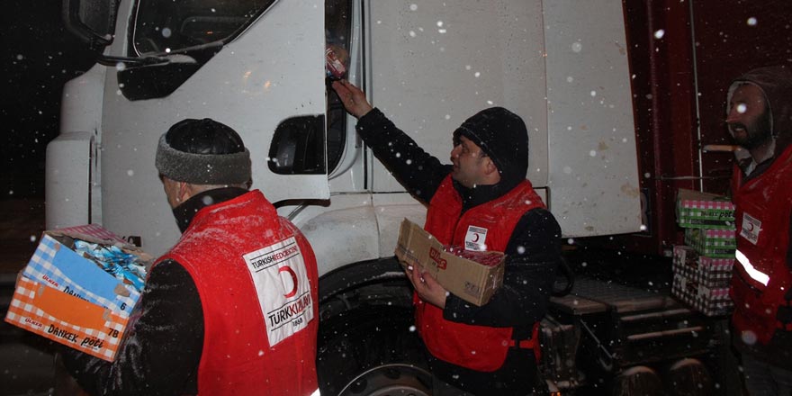 Yolda mahsur kalan sürücülere Türk Kızılayından kumanya