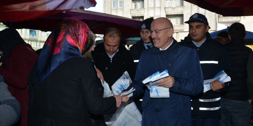 Başkan Kul pazarda bez torba dağıttı