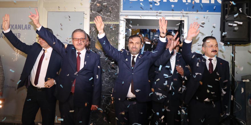 Miting havasında aday tanıtımı