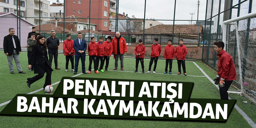 Futbol Kursu'nu ziyaret etti, miniklere başarı diledi 