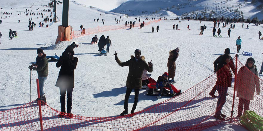 Yabancı öğrencilerden Ladik'te kayak keyfi