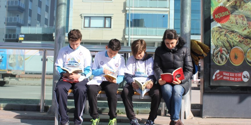 Öğrenciler tramvay duraklarında kitap okudu