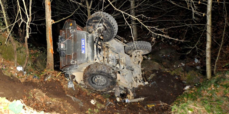 Zırhlı polis aracı devrildi: 2 polis yaralı