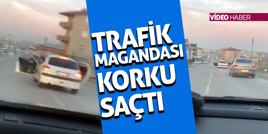 Trafik magandası yolda aracın kapıları açık şekilde ilerledi