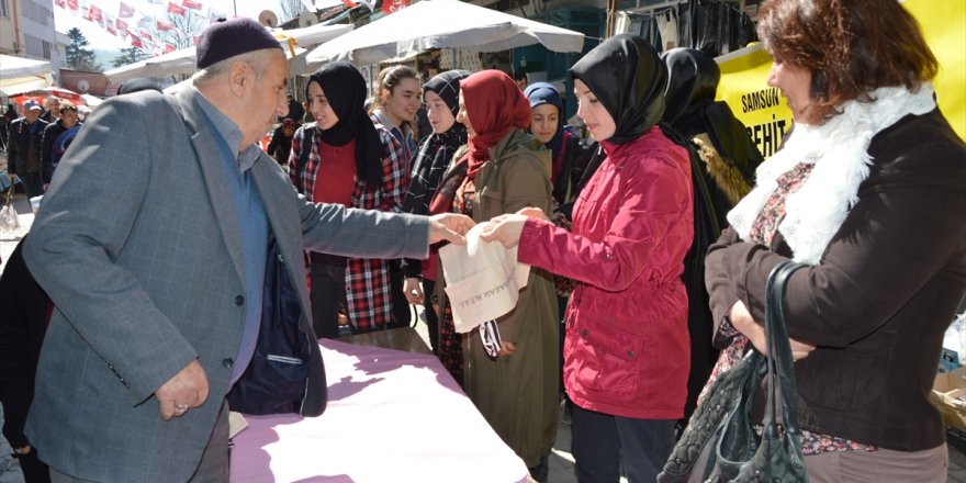 Öğrenciler diktikleri bez çantaları vatandaşlara dağıttı