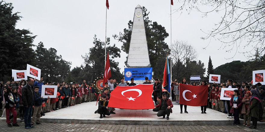 Öğrencilerden Çanakkale şehitlerine dua 