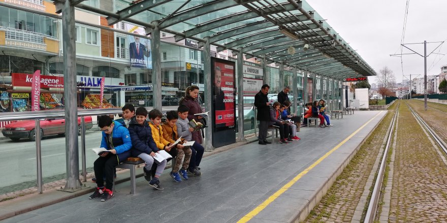 Ortaokul öğrencilerinden tramvay istasyonunda kitap farkındalığı 