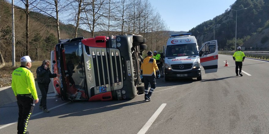 Samsun'da ayva yüklü tır devrildi: 1 yaralı