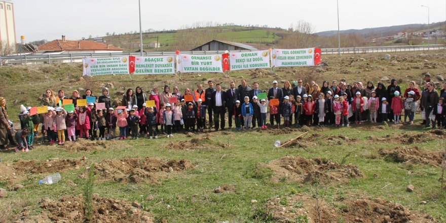 Havza'da  minik öğrenciler fidanları toprakla buluşturdu 