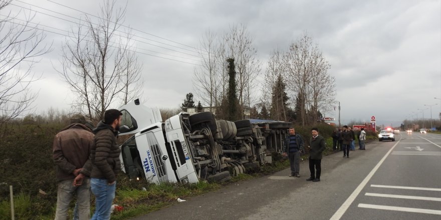 Devrilen tırın sürücüsü kazayı yara almadan atlattı