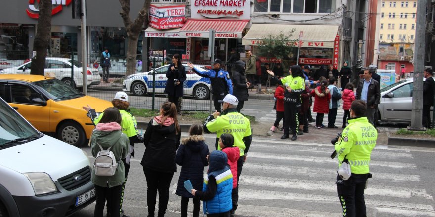 Samsun'da minik öğrenciler, sürücüleri bilgilendirdi 