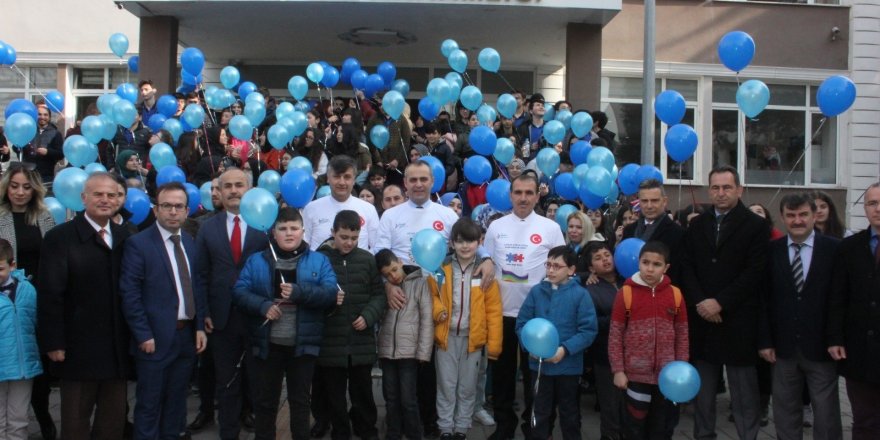 Bafra’da mavi balonlar gökyüzüne bırakıldı 