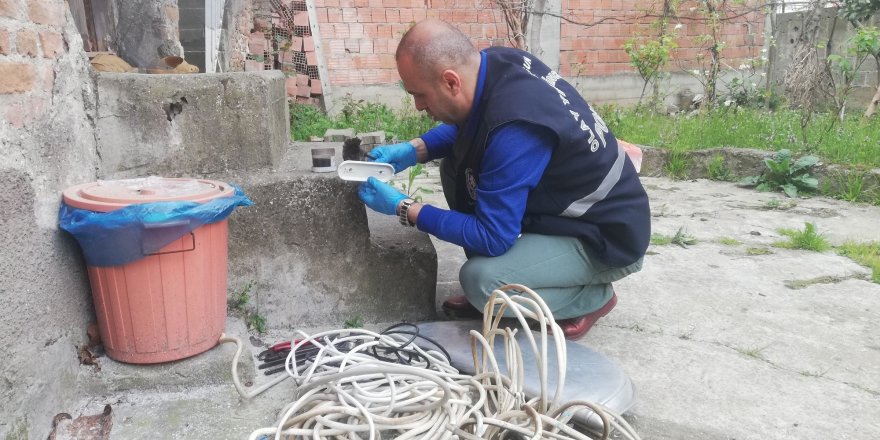 Evin elektrik tesisatını söküp, çeşme musluklarını çaldılar