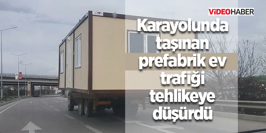 Karayolunda taşınan prefabrik ev trafiği tehlikeye düşürdü