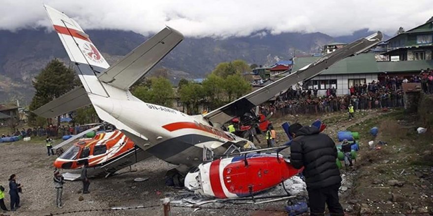 Yolcu uçağı pistteki helikoptere çarptı: 3 ölü, 4 yaralı