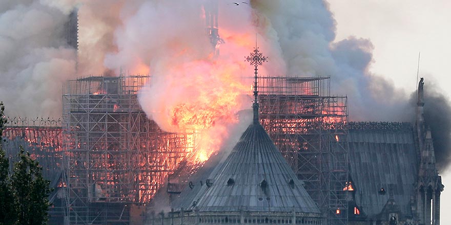 Notre Dame Katedrali'nde yangın