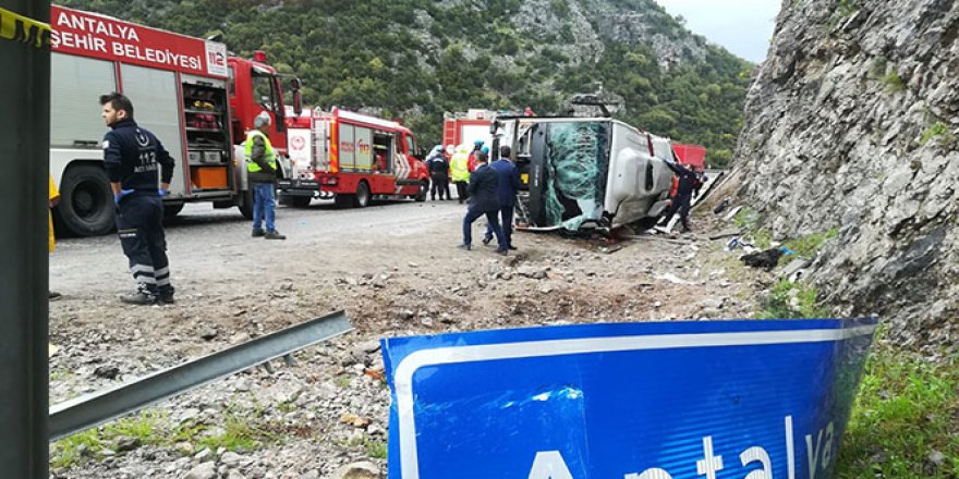 Midibüs devrildi: 3 ölü, 14 yaralı