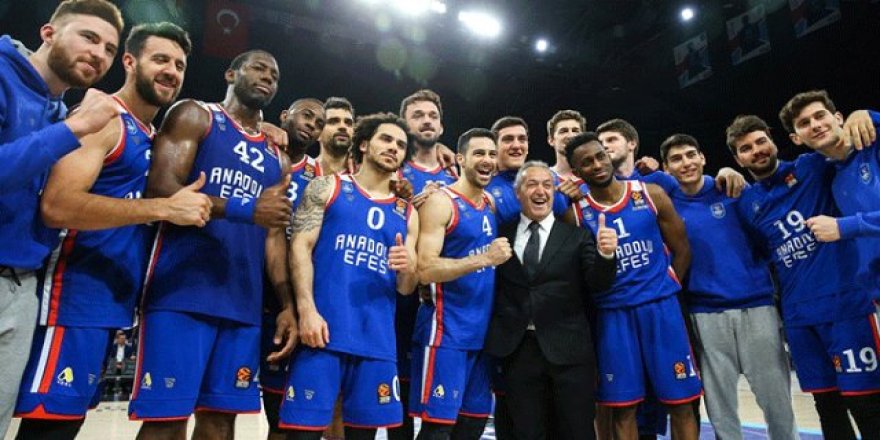 Nefes kesen maçta Anadolu Efes, Evinde Barcelona'yı devirdi