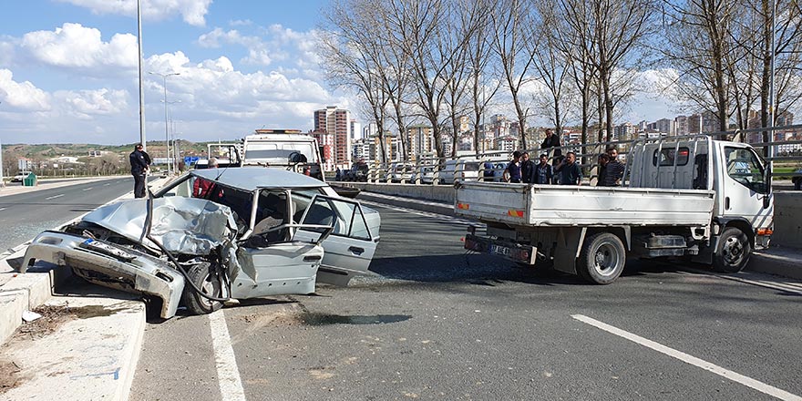 Ters yönde ilerleyen otomobil kamyonetle çarpıştı: 1 ölü, 1 yaralı