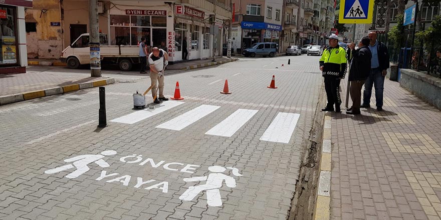 Alaçam'da yaya ve okul geçitlerine "Önce Yaya" görseli