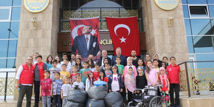 Gençler topladıkları mavi kapaklarla tekerlekli sandalye aldı