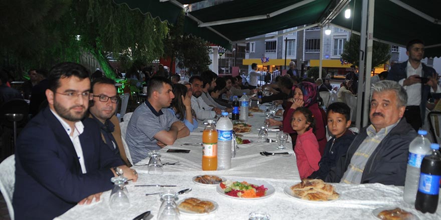 Görme engelliler derneği iftarda buluştu