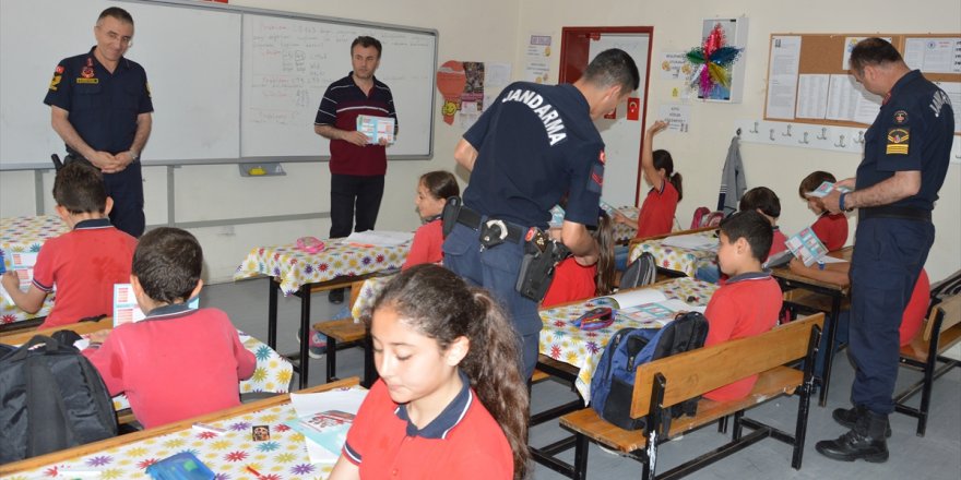 Jandarma öğrencilere "sürücü seyahat karnesi" dağıttı