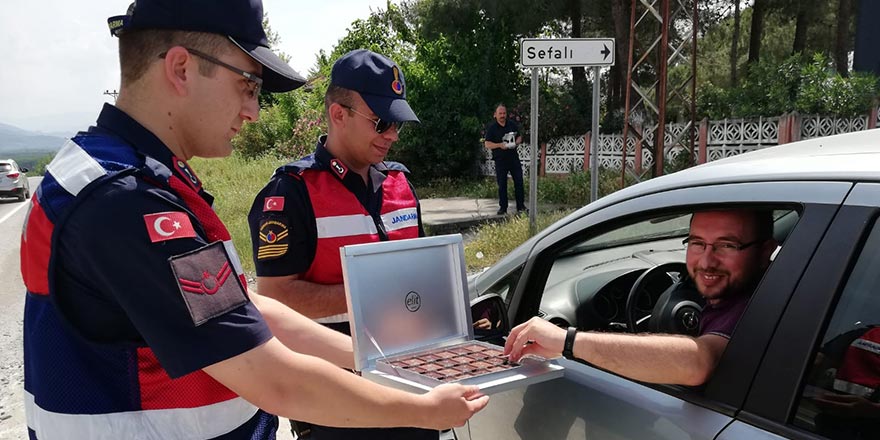 Jandarmadan şeker tadında ‘bayram uygulaması’