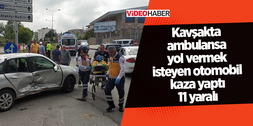 Kavşakta ambulansa yol vermek isteyen otomobil kaza yaptı: 11 yaralı