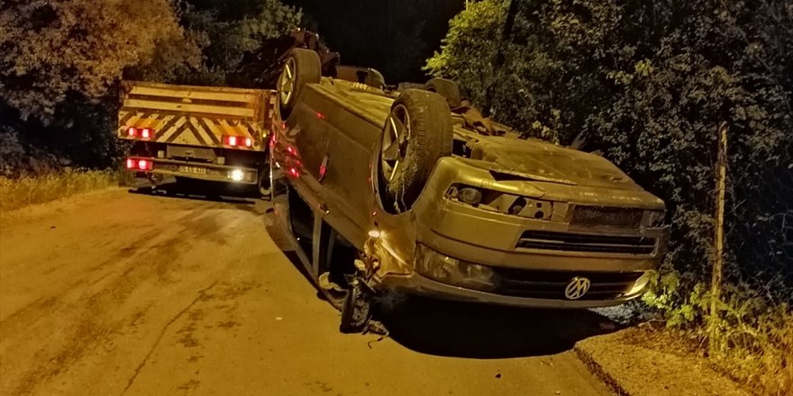 Amasya'da hafif ticari araç devrildi: 3 yaralı