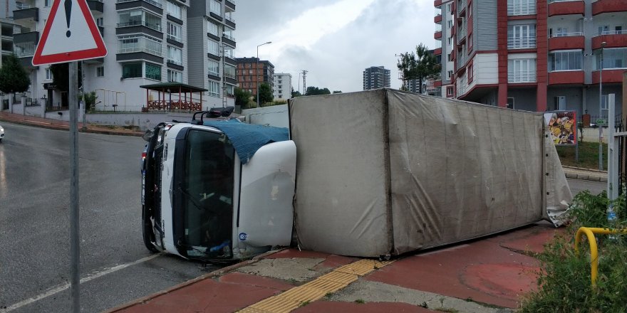 Samsun'da ev eşyası taşıyan kamyon devrildi: 4 yaralı 