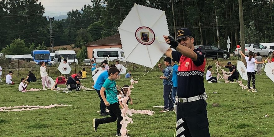 Jandarmadan çocuklara karne hediyesi 