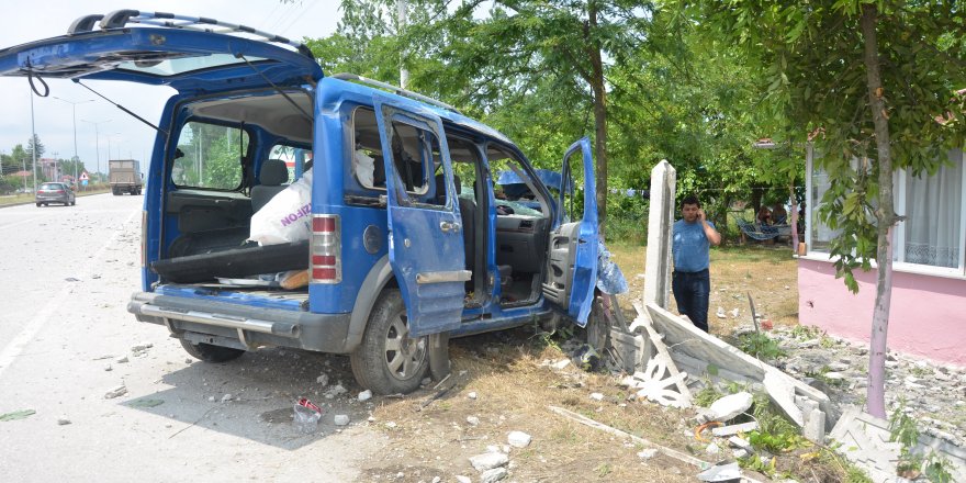 Hafif ticari araç evin çevre duvarına çarptı: 4 yaralı 