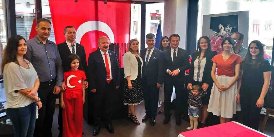 "İlk Adımdan Kurtuluşa" karma resim sergisi Paris'te açıldı 