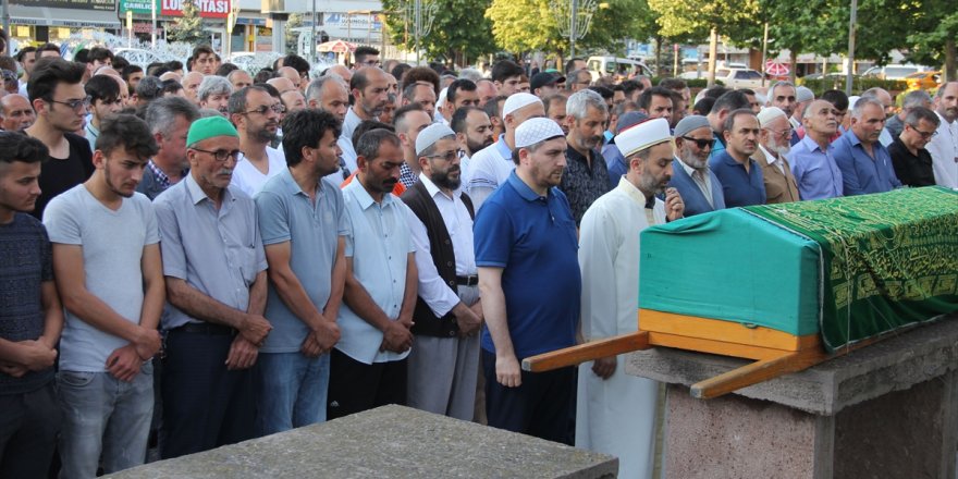 Trafik kazasında ölen gencin cenazesi toprağa verildi