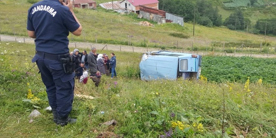 Minibüs şarampole devrildi: 7 yaralı