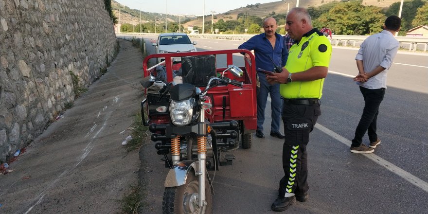 Motosiklet istinat duvarına çarptı: 2 yaralı