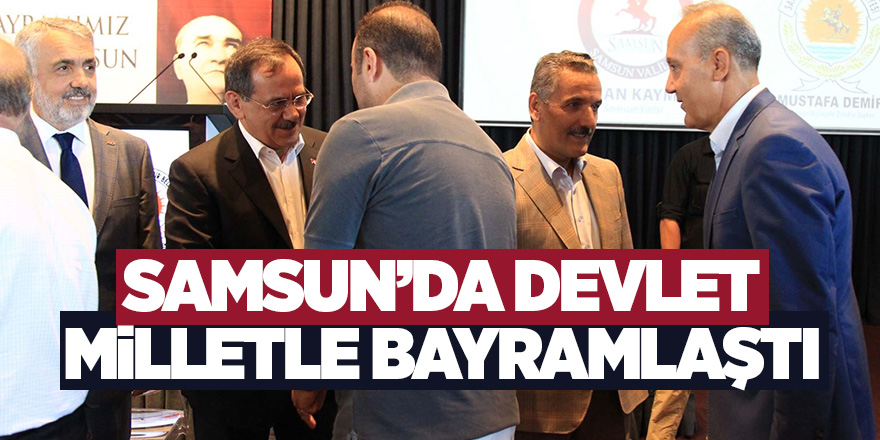 Samsun’da protokol üyeleri vatandaşlarla bayramlaştı