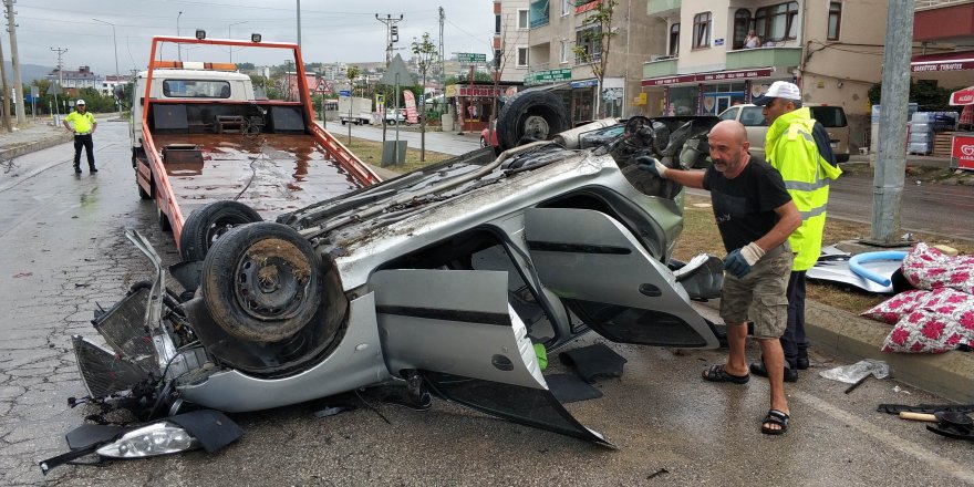 Aydınlatma direğine çarpan otomobilin sürücüsü yaralandı