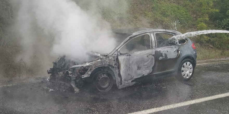 Samsun'da seyir halindeki araç yandı