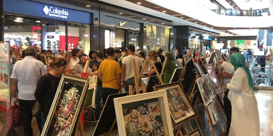 Kağıttan üç boyutlu tablolar Piazza’da sergileniyor 