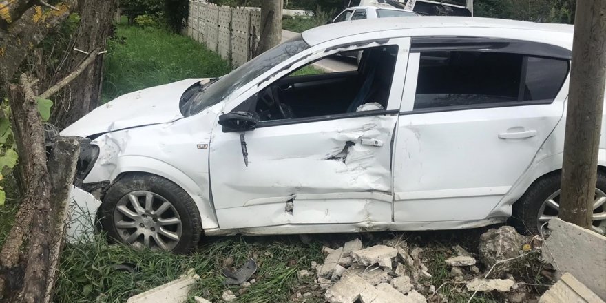 Samsun'da otomobil bahçe duvarına çarptı: 1 yaralı